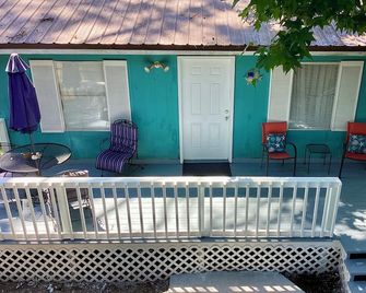 Cute Cottage, Pet Friendly- near public beach - Dauphin Island - Patio