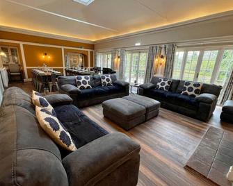 Lydney House Hotel Swaffham Sleeps 22 - Swaffham - Living room