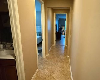 Dove Mountain Perserve, gated, dog friendly home. - Marana - Hallway