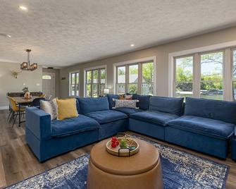 Hip-Young-Fun Lake House Guest Suite - Marion - Living room