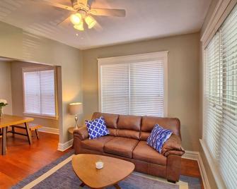 Cafe Terrace at TG Park | Fenced Backyard+W/D - Saint Louis - Salon