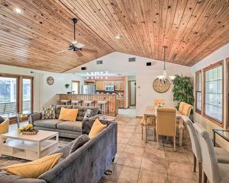 Family Retreat on 50-Acre Working Horse Farm! - Williston - Living room