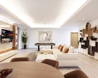 The Luxury Downtown Co-Living - Dubai - Living room