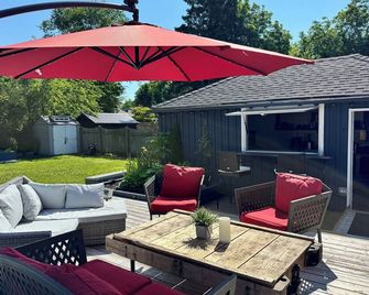 Welcome to Your Coastal Retreat: Siesta Time at The Hacienda! - Saugeen Shores - Binnenhof