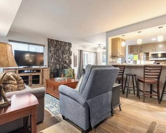 Sunshine #145-Remodeled condo-walk to restaurants, golf, shopping and shuttle - Mammoth Lakes - Pokój dzienny