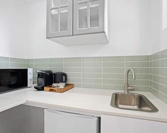 The Bay Seychelles Boutique Hotel and Apartments - Anse Boileau - Keuken