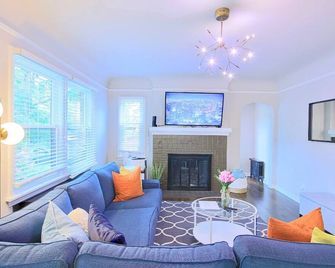 6BR/3BA Wallingford gem, minutes to downtown! - Seattle - Living room