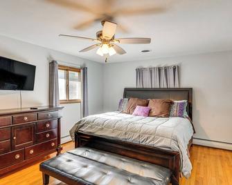 4 Mi to Downtown Rockford - Spacious Home! - Rockford - Habitación