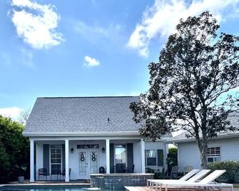 Backyard COZY Cottage in the heart of Houma! - Houma - Gebäude