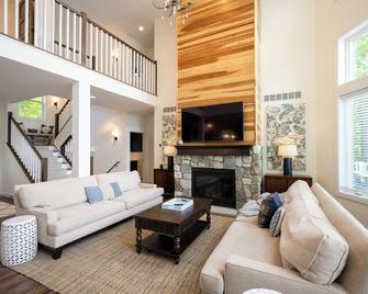 Luxury home on Keeler Lake, SW Michigan - Decatur - Living room