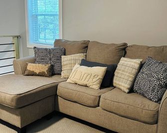 Spacious private guesthouse within minutes of Tims Ford Lake and Woods Reservoir - Tullahoma - Huiskamer