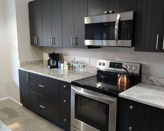 Love Nest--Newly Renovated Sleeps 7--Close To Downtown, Airport & Attractions - Casselberry - Kitchen