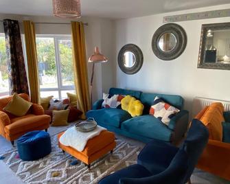 Luxury Modern 2Bed Seafront Apartment in Rhos on Sea - Colwyn Bay - Living room