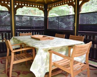 Enchanting, Secluded Cottage Close to Bar Harbor, Acadia NP, and Much More - Trenton - Dining room