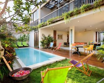 The Bed By The Sea - North Kuta - Piscina