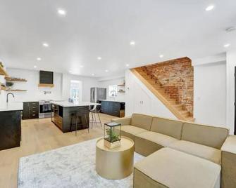Perfect Vacation Home - Port Hope - Living room