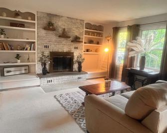 Two-mile Getaway. 3 bedroom house in quiet neighborhood in the country - Franklin - Sala de estar