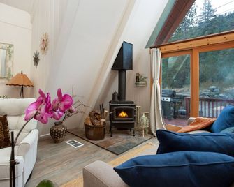 Forest Dream Retreat: A-Frame Cabin/Hot Tub/Games - Pine Mountain Club - Living room