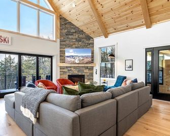 New.Minutes from Slopes.Firepit.2-Fireplaces.Hot Tub.Sauna.Rec Room.Bunk Room - Newry - Sala de estar