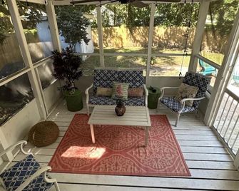 Sea Turtle Cottage 1 pet friendly charming cottage. - Gulfport - Balcony
