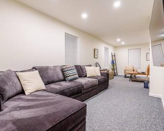Saratoga Serenity: Charming Rental Nearby Downtown - Saratoga Springs - Living room