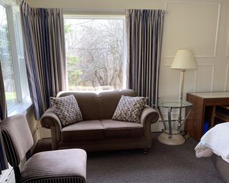 The Lionstone Inn Motel And Cottages - Pictou - Living room