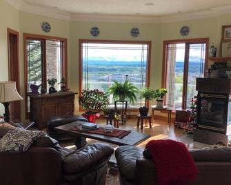 Rocky Mountain View Bed & Breakfast - Cochrane - Sala de estar