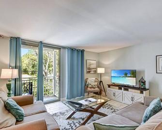Villa 340- A Poolside Paradise - Jekyll Island - Living room