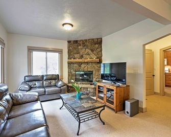 Hot Tub, Deck and Backyard Cozy Union Pier House! - Union Pier - Living room