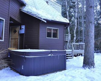 Custom Home in a Great Location with Outdoor Hot Tub - Hungry Horse - Patio