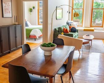 The Getaway in DT Northfield! - Northfield - Dining room