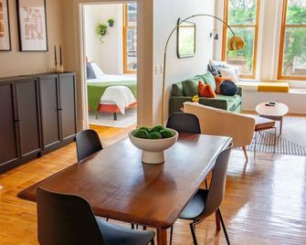 The Getaway in DT Northfield! - Northfield - Eetruimte