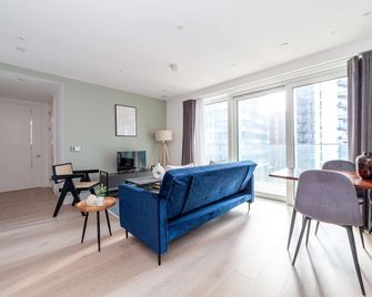 Bright & Modern Flat with Great Transport in Woolwich - London - Living room