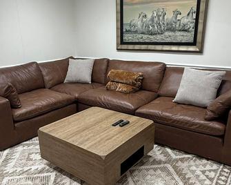 Quiet Downtown - Very close to GSU & Downtown. Lots of parking for tailgating - Statesboro - Вітальня