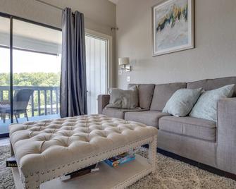 Condo w/ Community Pool & Boat Ramp in Osage Beach - Osage Beach - Living room
