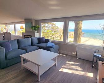 Crystal Beach Waterfront Cottage - Sunset Views! - Fort Erie - Living room