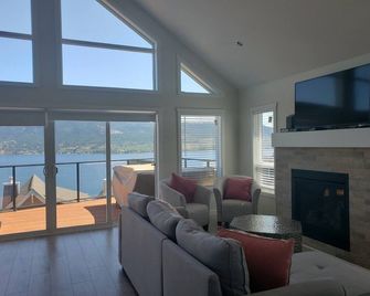 Lake View, New High ceiling, Luxurious Cottage - Fintry - Living room
