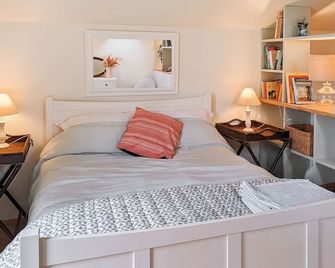 Relax, switch off, and reconnect in this inviting Shropshire studio. - Shrewsbury - Bedroom