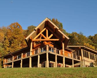 Old Rag View Horse Farm with Log Lodge and Treehouse - Etlan - Building