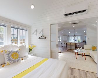 Swedish Blue And Yellow House New 2021! Just Over A Block To Harbor And Main St - Nantucket - Habitación