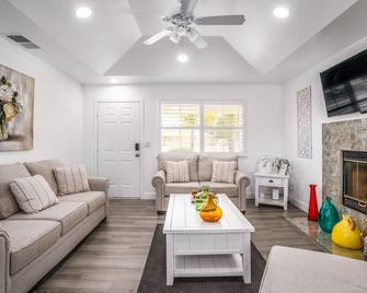 Remodeled 1 Acre Ranch Home in Madera - Madera - Huiskamer