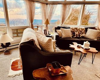 Stunning View, Hot Tub, Firepit, Walk to Dolly S,Pet, EV Charger, Secluded - Davis - Sala de estar