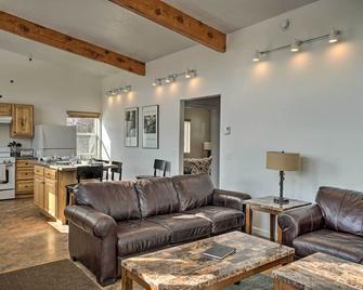 Pet-Friendly Duplex with Northern Lights Aurora View - Homer - Living room