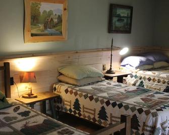 A Family Lodge in the woods with lake access - Pittsfield - Bedroom