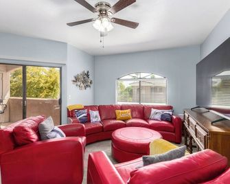 King Beds, Heated Community Pool! 3 Miles From Cardinal Stadium! - Phoenix - Sala