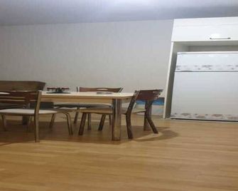 شقتنا بالقرب من جميع انواع الخدمات مثل مراكز التسوق والمطاعم والكافيهات - Stambuł - Jadalnia