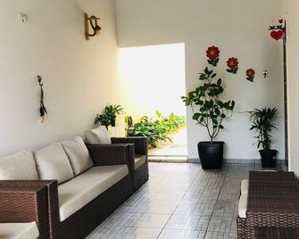 Casa de praia, piscina aquecida, cervejeira e bilhar - Bertioga - Sala de estar