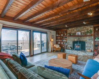 Front Royal Hilltop Cabin with Panoramic Views! - Front Royal - Living room