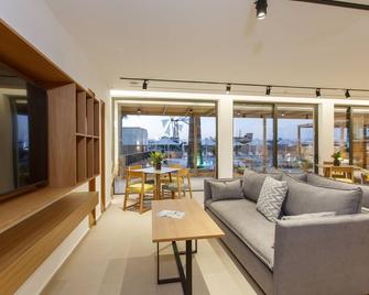 Aloe Boutique Hotel Powered By Anissa - Anissaras - Wohnzimmer