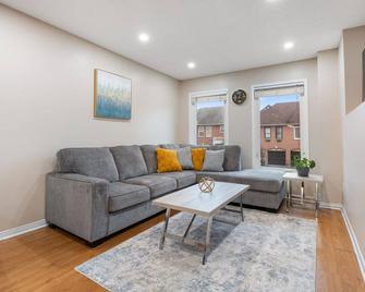 Entire Cheerful House - Aurora - Living room